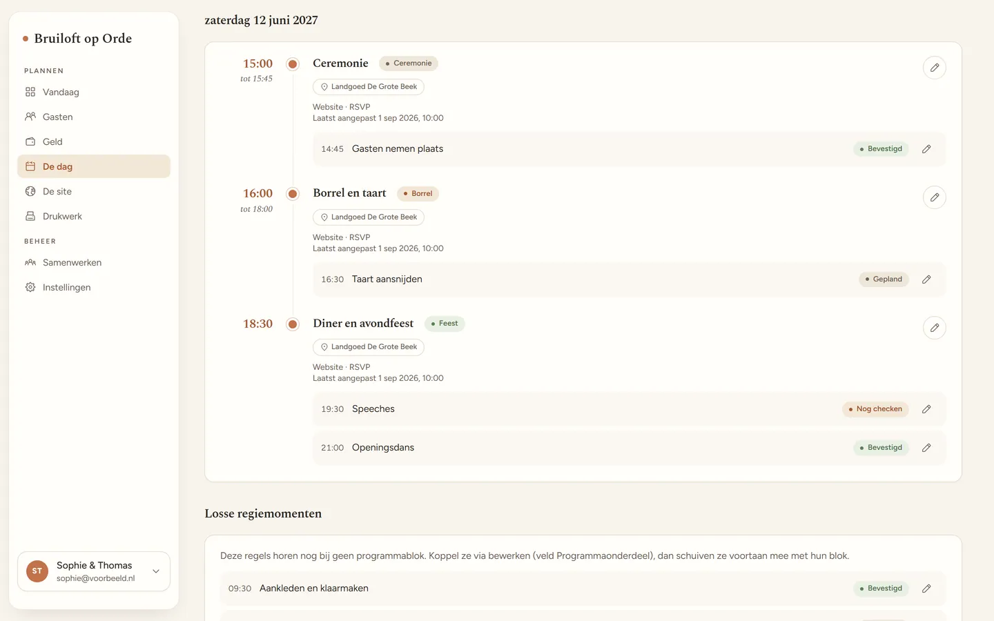 De dagplanning in Bruiloft op Orde: programmablokken voor ceremonie, borrel en diner met regieregels en statussen eronder