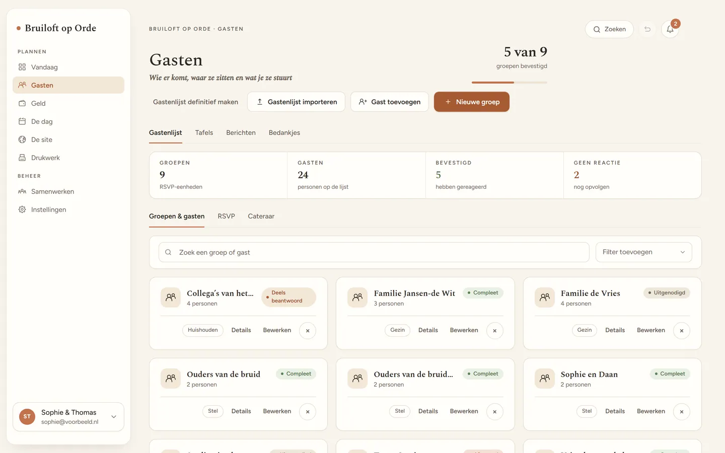 De gastenlijst in Bruiloft op Orde: groepen met RSVP-status, en de cateraarslijst een tab verderop