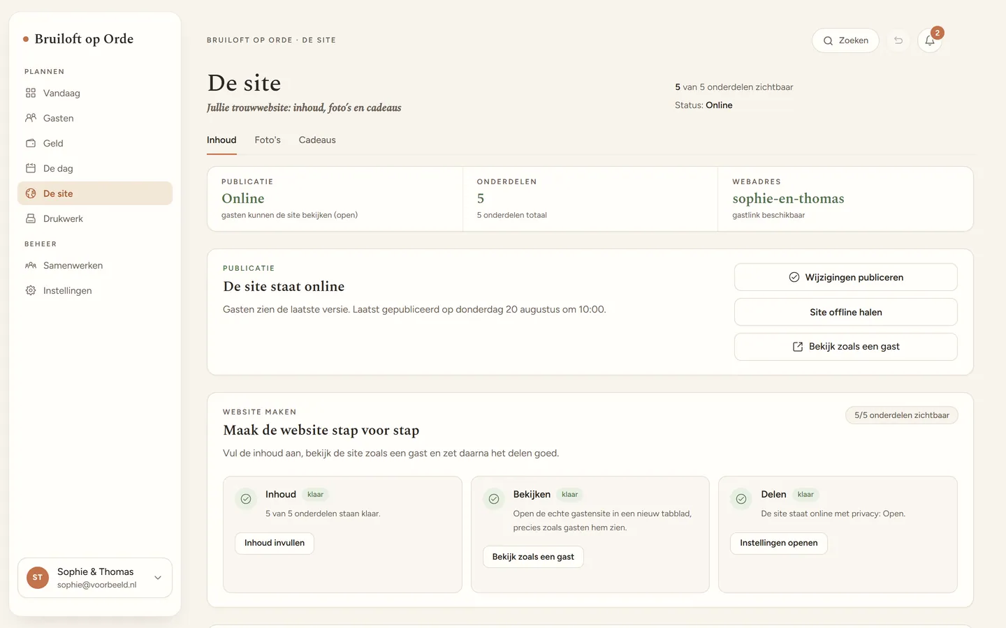 De site-editor in Bruiloft op Orde: de trouwwebsite staat online, met het webadres en de onderdelen die gasten zien.